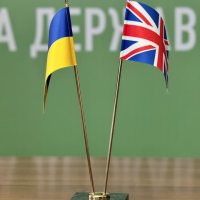 прапорці України та Великої Британії