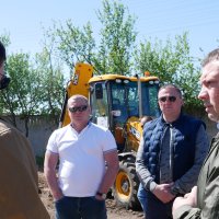 Заступник начальника ОВА Андрій Кавунець та учасники зустрічі під час розмови