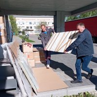 Чоловіки розвантажують гуманітарну допомогу