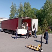 Чоловіки розвантажують гуманітарну допомогу